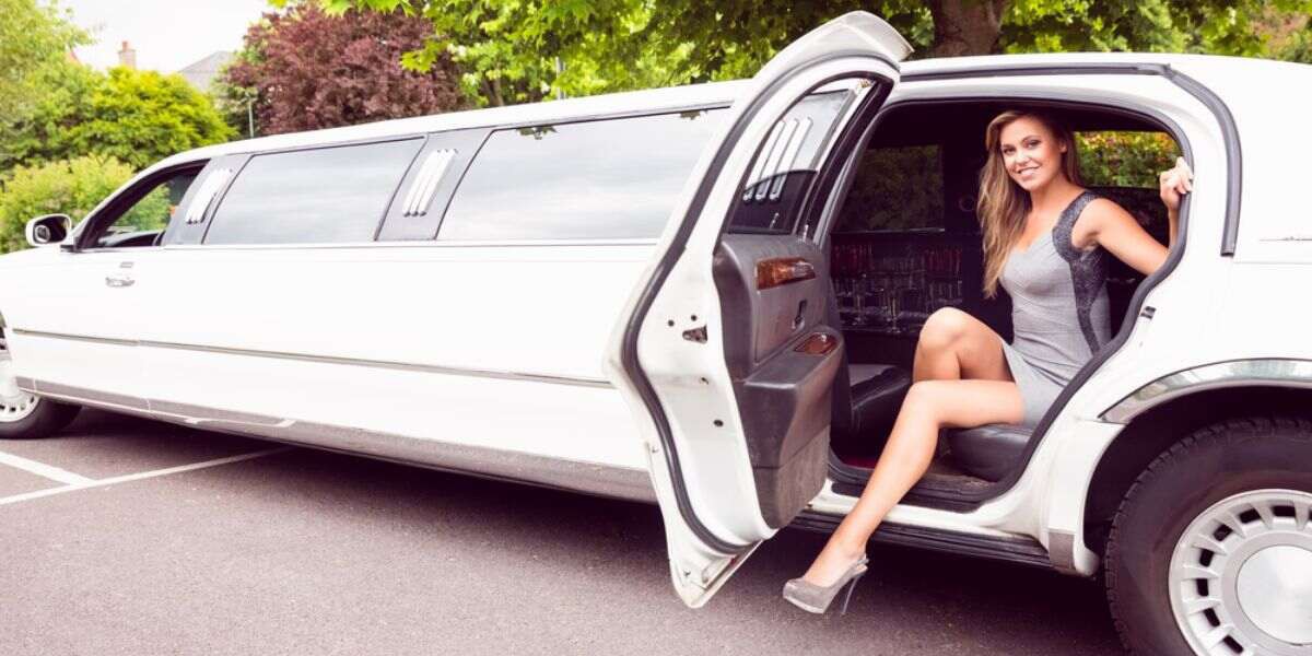 10 Benefits of Choosing Limo Rentals Over Multiple Cars