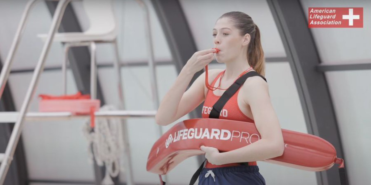 How Does a Lifeguard Course Prepare You for Water Rescue?