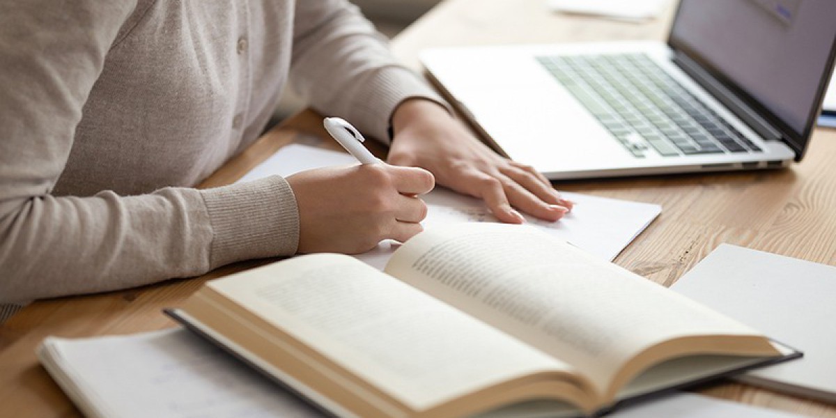 Online vs. In-Person: How to Choose the Best Essay Writing Help